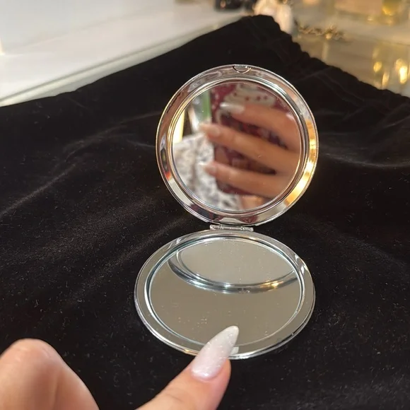 ✨✨ La Prairie Jeweled Compact Mirror✨✨